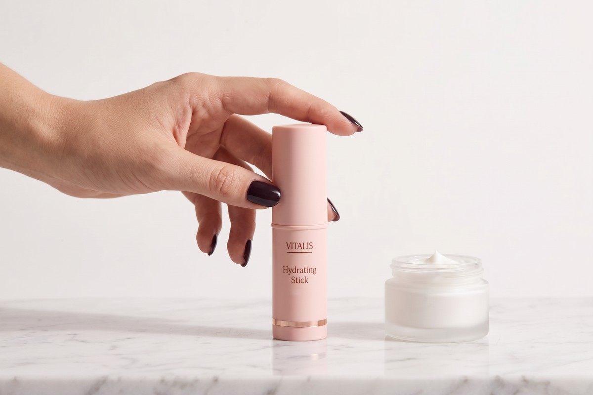 Vitalis Hydrating Stick trzymany w dłoni